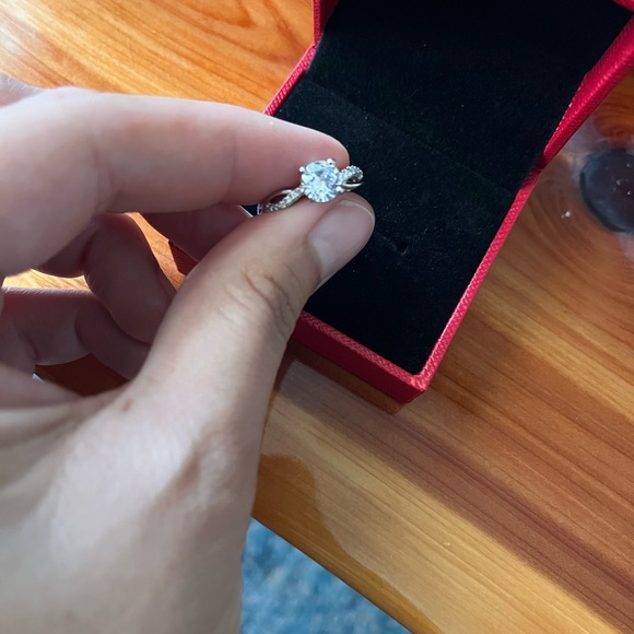 Pretty ring offers welcome holiday - Picture 6 of 7